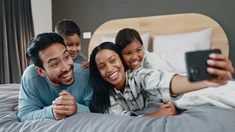 Glückliche-Familie,-Selfie-Und-Bett-Mit-Den-Eltern