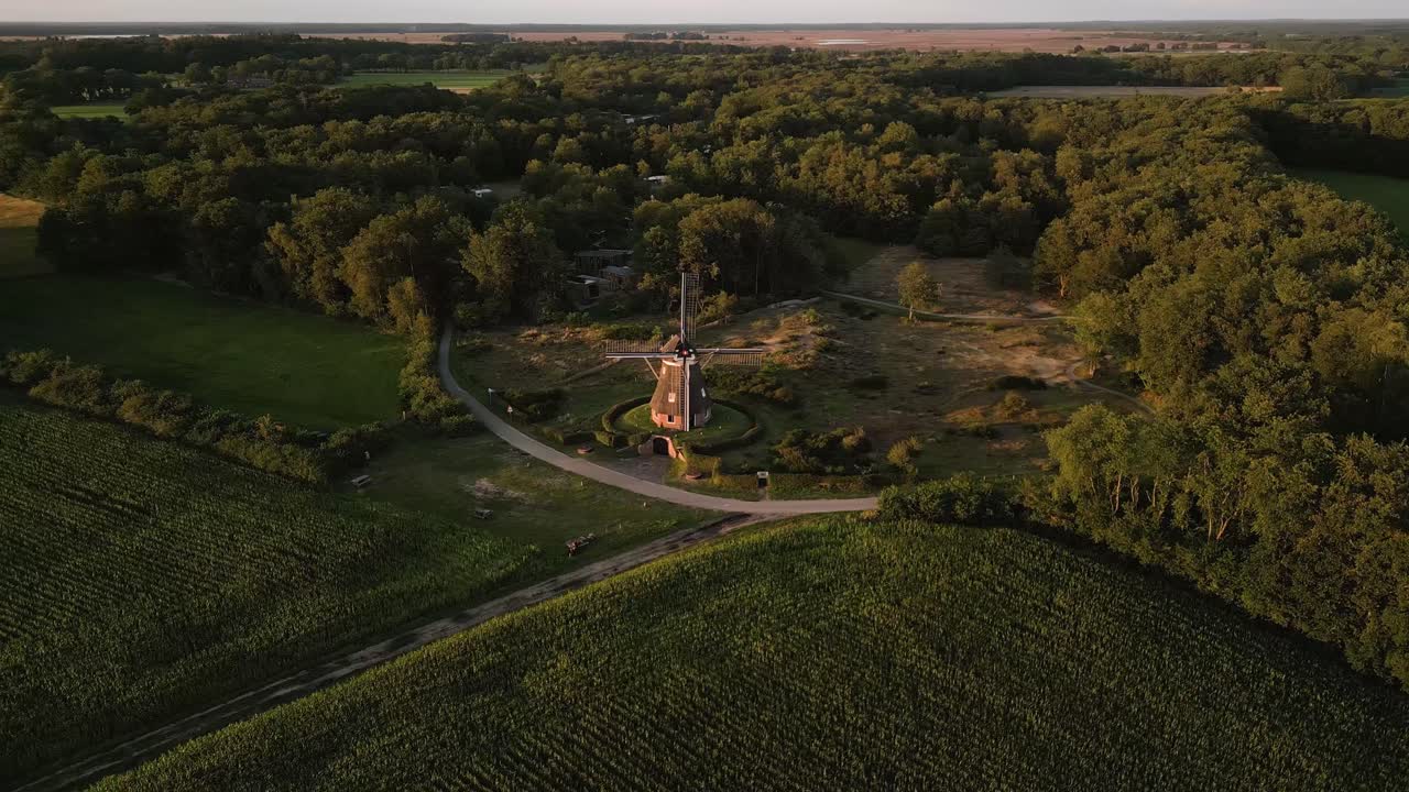 vista aérea de un molino de viento en un paisaje rural