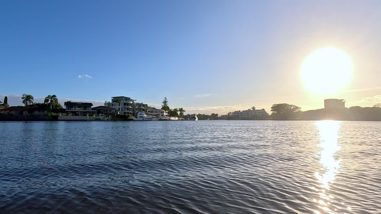 un tranquilo paseo en barco durante una impresionante puesta de sol