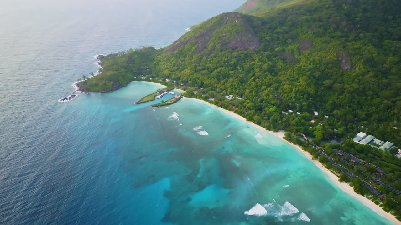 Vista aerea con drone di un resort esotico sulla spiaggia, meta di viaggio, nelle Isole Seychelles.