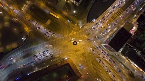 Lapso-De-Tiempo-Nocturno-De-Arriba-Hacia-Abajo-De-Una-Enorme-Intersección-Concurrida-Con-Tráfico-Y-Autos-Que-Pasan-Con-Desenfoque-De-Movimiento-En-Stuttgart,-Alemania-En-4k