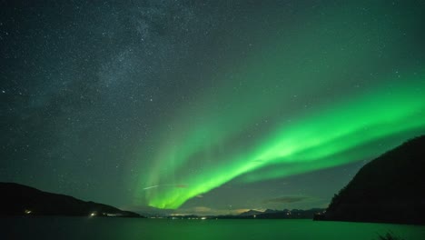 Helle-Lichter-Der-Aurora-Borealis-über-Dem-Meer