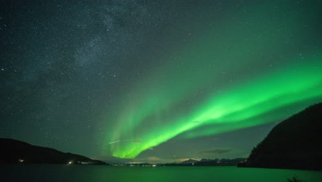 北極光線 (aurora borealis) 位於海上