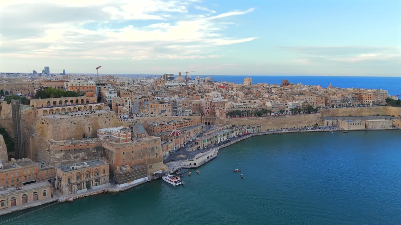 From above, Valletta’s stunning architecture stands out, framed by the azure sea and surrounded by fortifications.