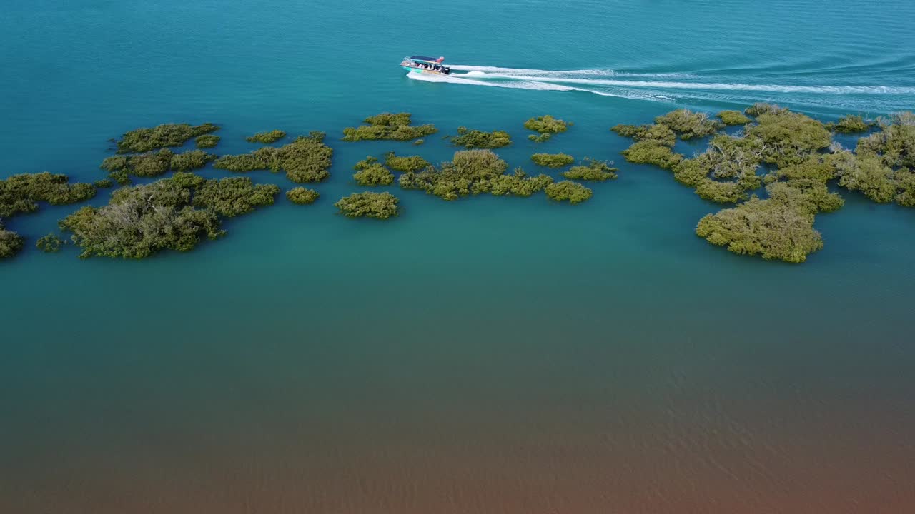 브룸 항구로 가는 길에 로벅 베이의 심슨 해변이 있습니다.