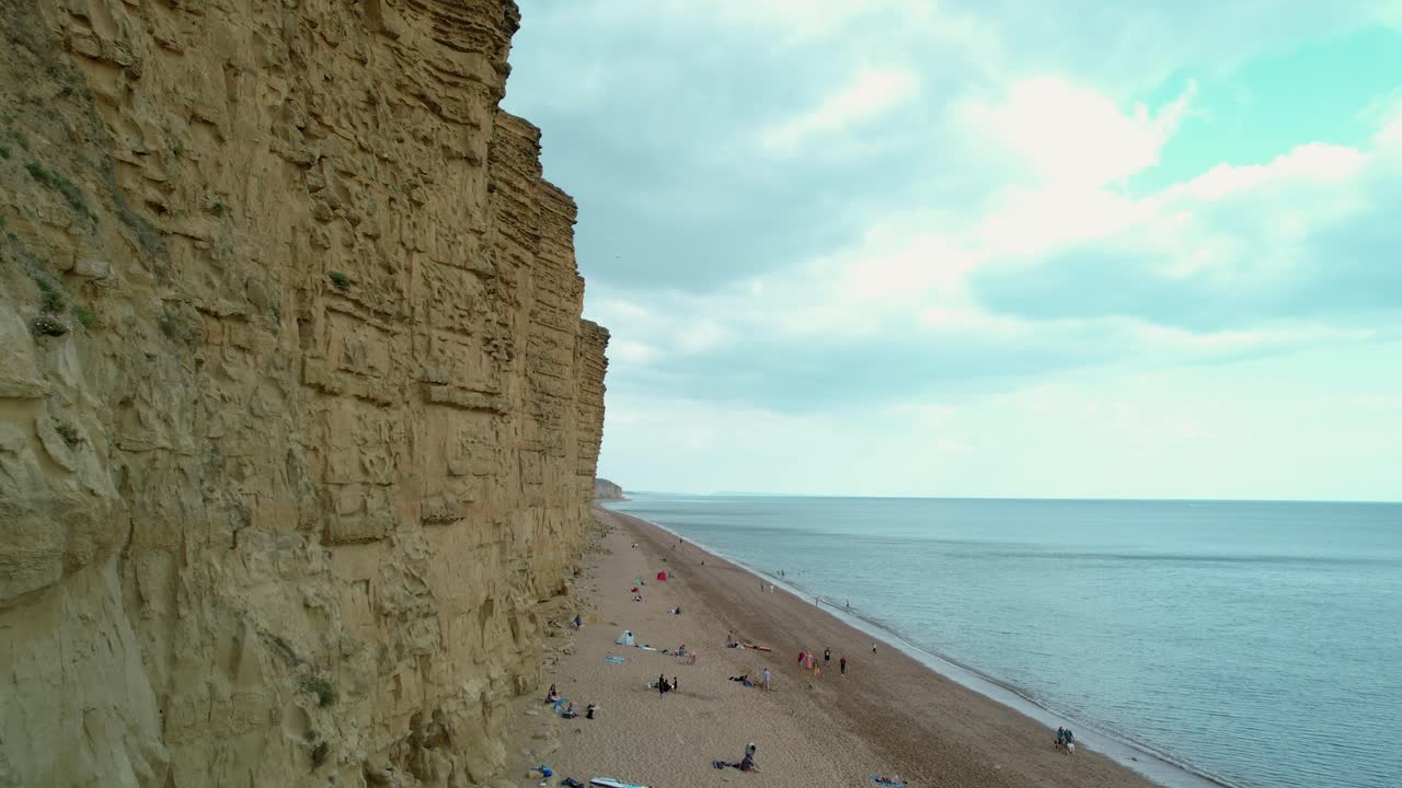 브리드포트 웨스트 베이(bridport west bay)는 도싯(dorset) 해안선과 가까운 황금빛 모래사장 위의 사암 절벽을 침식했습니다.