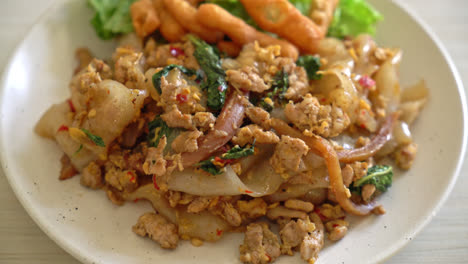 Stir-fried-noodle-with-minced-chicken-and-basil---Asian-food-style