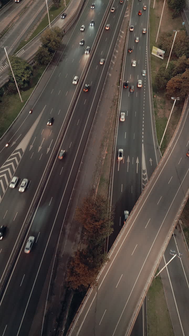 Time-lapse aereo del traffico autostradale serale
