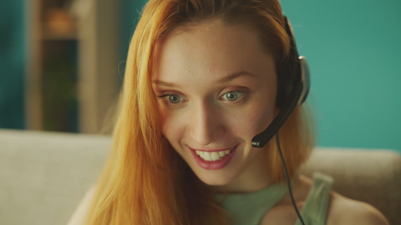 비디오 통화 컨퍼런스에서 이야기하는 여성