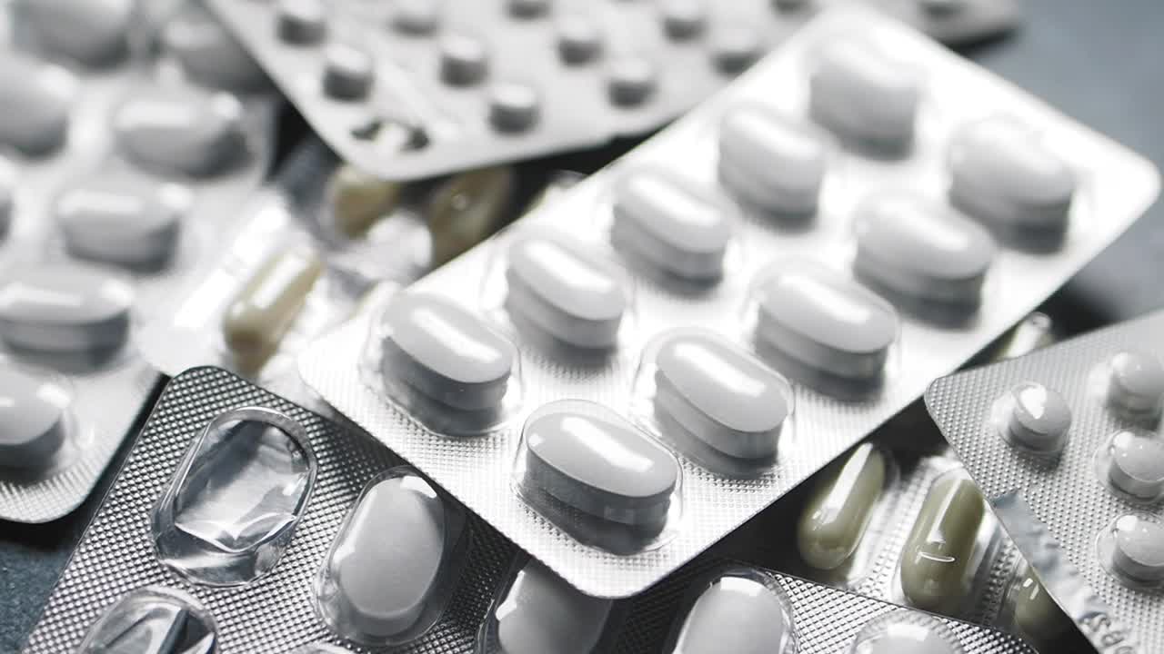 다양한 종류의 약과 을 블리스터 패키지에서 클로즈업