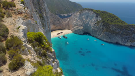 Toma-Aérea-De-Drones-De-Un-Viejo-Naufragio-En-Medio-De-Una-Bahía-Tropical-En-Zakynthos,-Grecia,-4k-Uhd,-Cerca-De-Las-Rocas