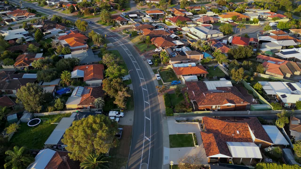 Vista aérea de un paisaje urbano suburbano verde de Lake Coogee en Perth, Australia Occidental.