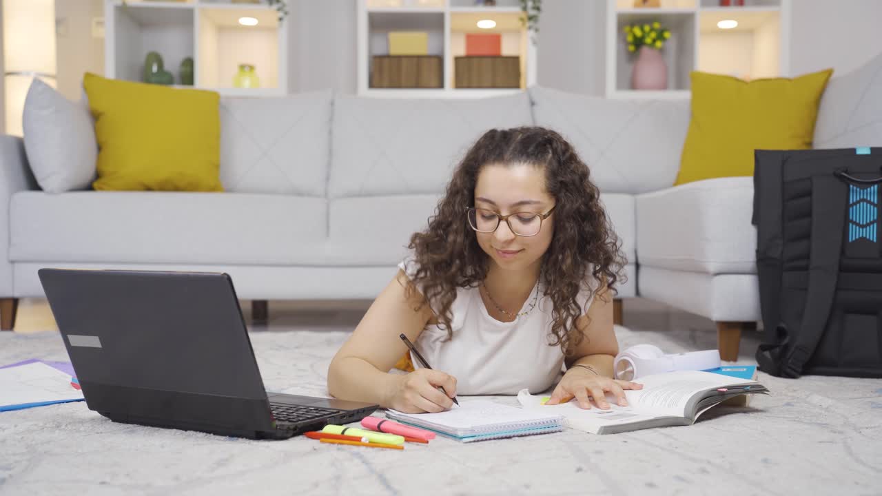 una estudiante que se alegra.