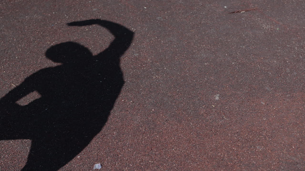 야외에서 스트레칭하는 남자