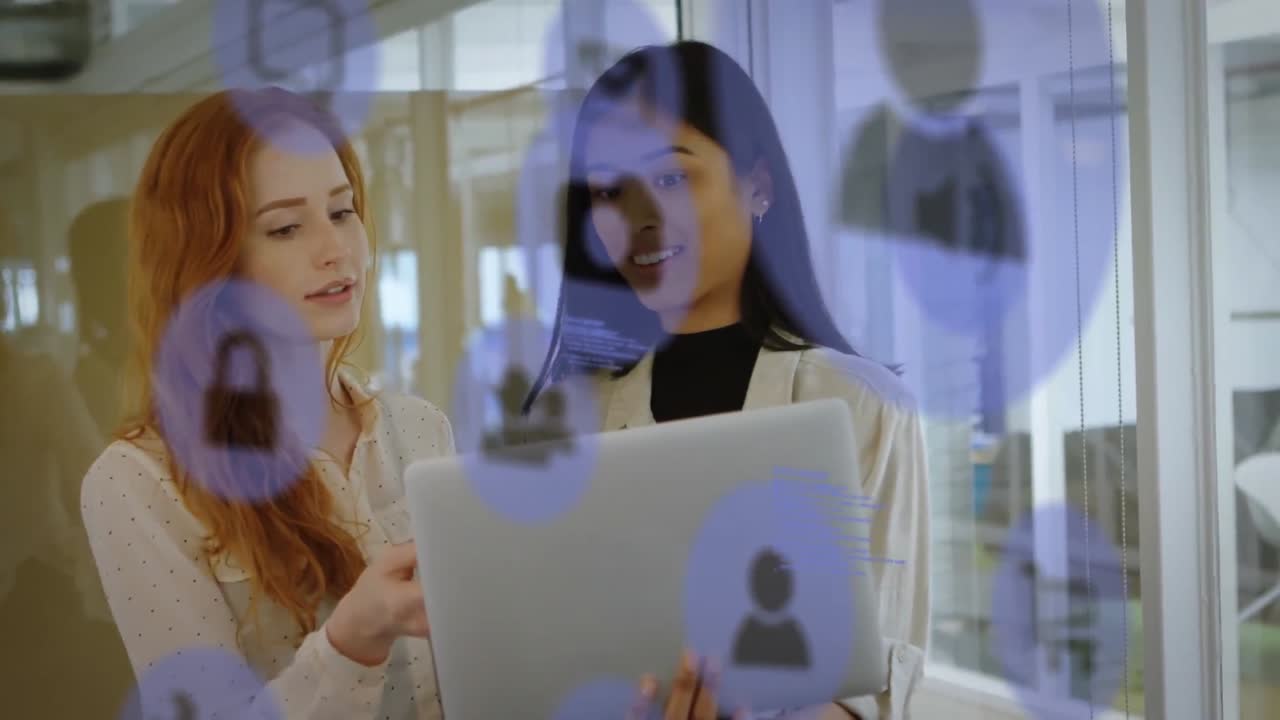 animación de múltiples iconos digitales sobre dos mujeres diversas discutiendo en una computadora portátil en la oficina.