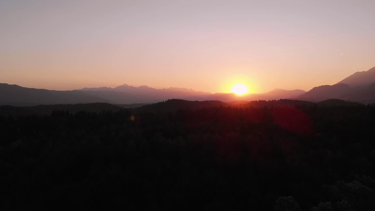 hermosa vista dorada de la puesta de sol en los alpes