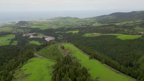 La-Perspectiva-Aérea-Revela-La-Belleza-Panorámica-Y-Los-Paisajes-De-La-Región-De-Las-Azores-En-Portugal,-Encapsulando-El-Concepto-De-Exploración-Y-Descubrimiento.