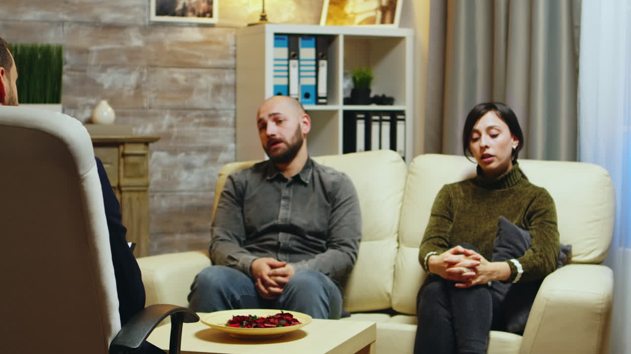 그녀의 관계에 대해 불행한 젊은 여성