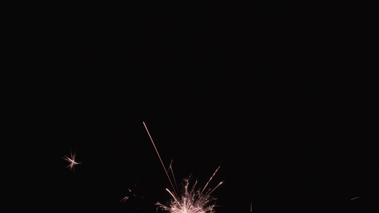 una chispa de navidad ardiente contra un fondo negro