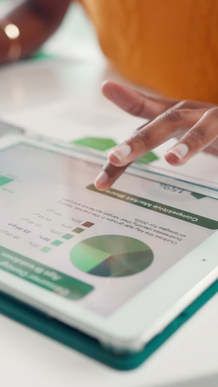 Tampilan Dekat Tangan Menganalisis Data Bisnis di Tablet Digital