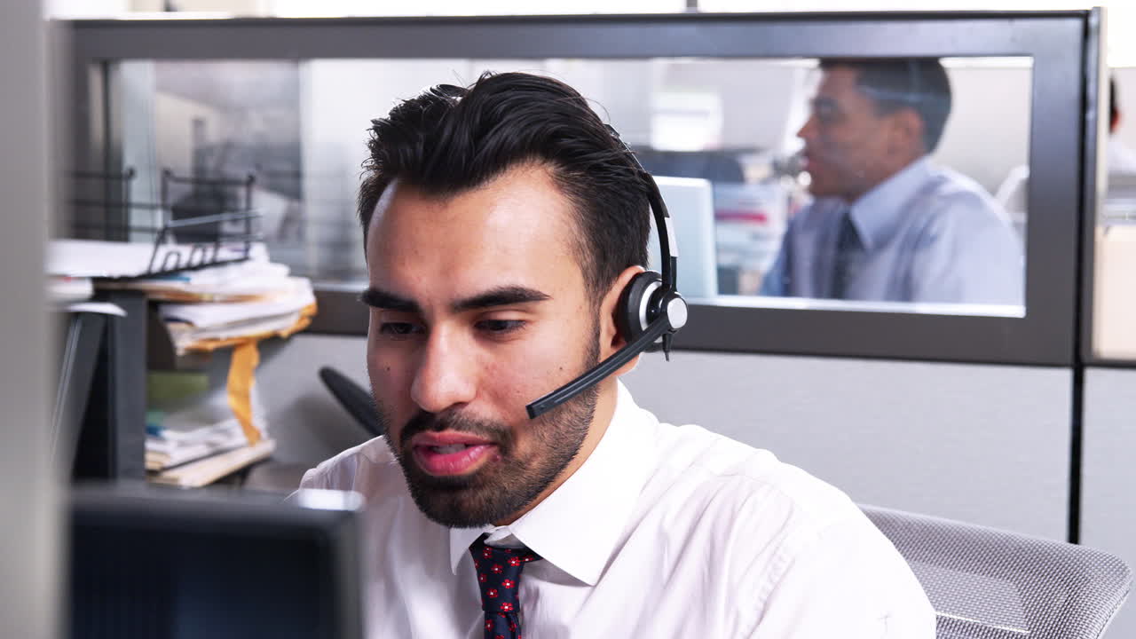 joven hispano que trabaja en un centro de llamadas de servicio al cliente