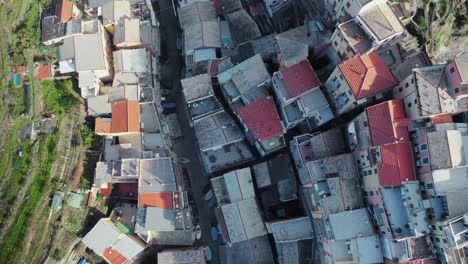 vista aérea de manarola, cinque terre, durante una tormenta de mar