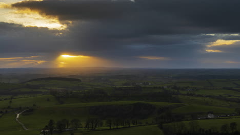 Zeitraffer-Einer-Ländlichen-Agrarlandschaft-Mit-Grasfeldern-Und-Hügeln-Während-Eines-Dramatischen-Bewölkten-Sonnenuntergangs,-Gesehen-Von-Den-Keash-Höhlen-In-Der-Grafschaft-Sligo-In-Irland