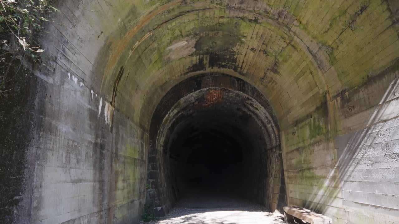 일본 다케다오 버려진 철도 하이킹을 따라 그런지 터널 내부