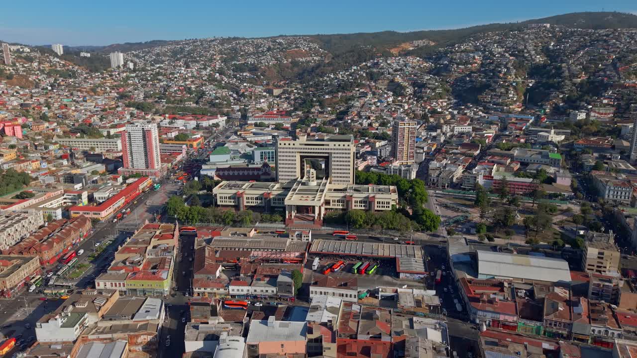 Vista aerea del Congresso Nazionale a Valparaíso, Cile, con lo skyline della città e le Ande, di giorno. Panoramica.