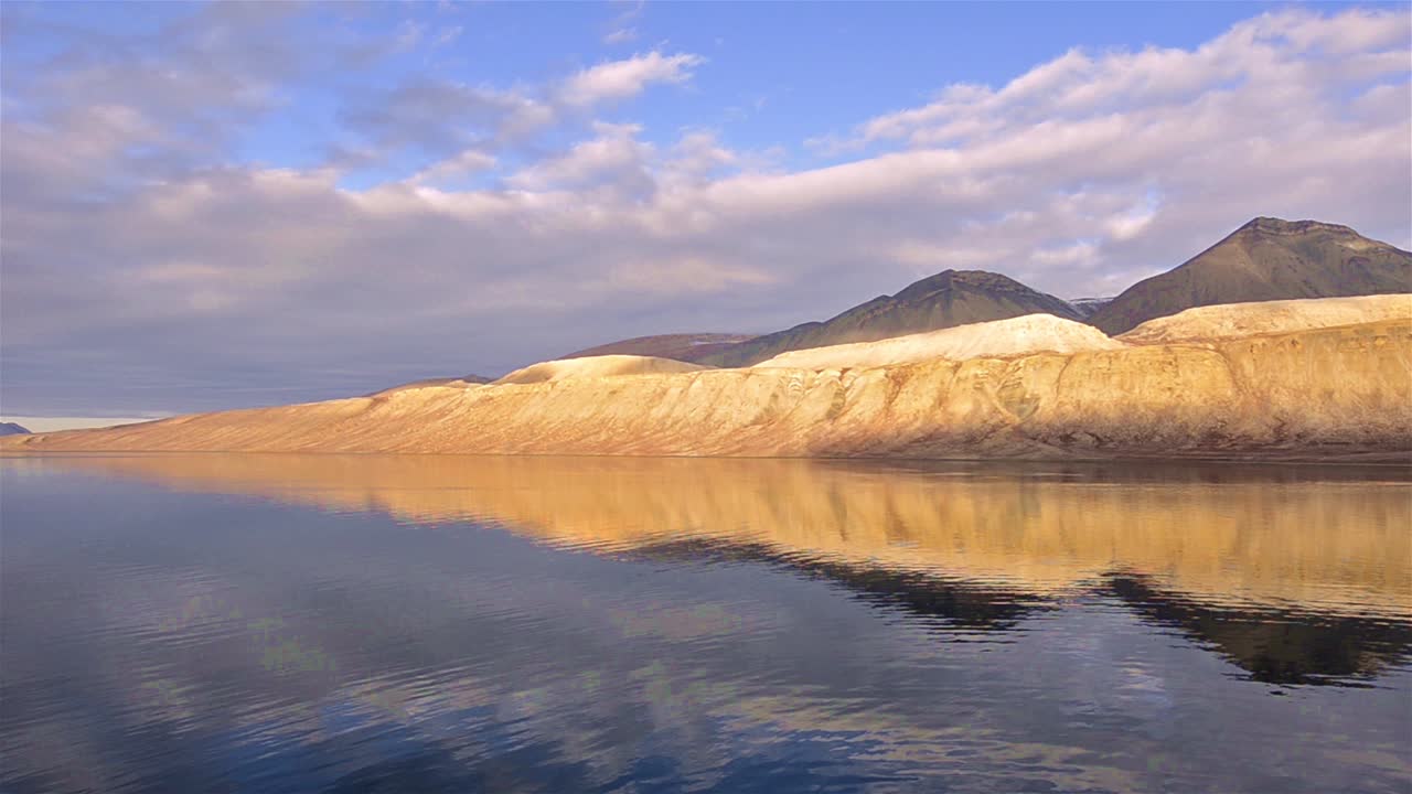 캐나다 누나부트 준주 서부 엘레스미어 섬의 유레카 사운드에서 베슬라 피오르드의 패닝 샷