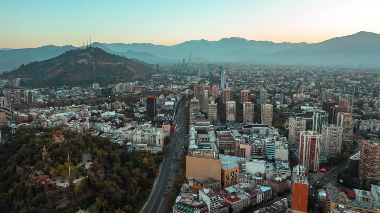 Ripresa drone in hyperlapse della Collina di Santa Lucía e della città di Santiago del Cile