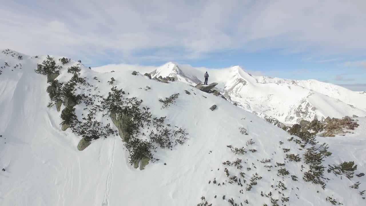 웅장한 겨울 산 풍경과 산책객