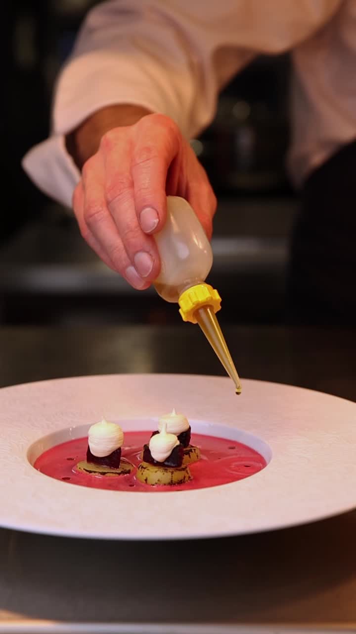 Kok anretter en gourmet-forret