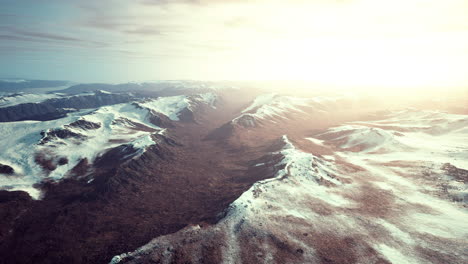 Gran-Parche-De-Nieve-Que-Quedó-En-El-Campo-De-Roca-Volcánica-De-Una-Montaña-En-Verano