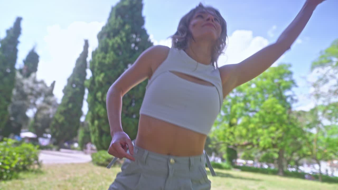 chica bailando en un parque