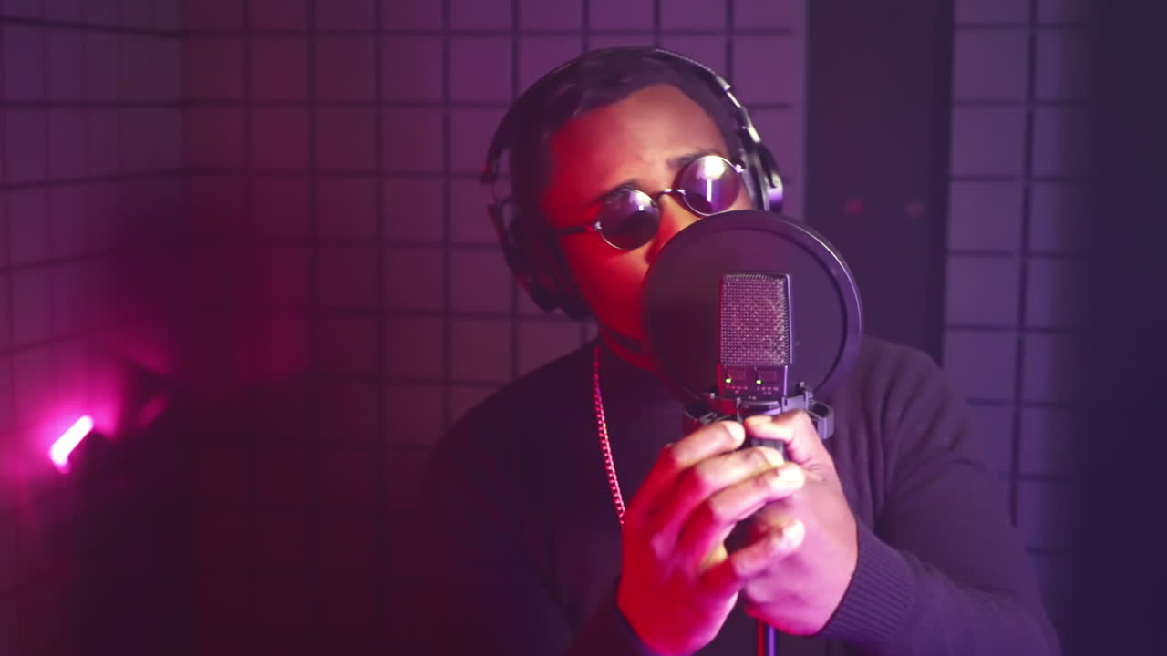 grabación de rapero en el estudio