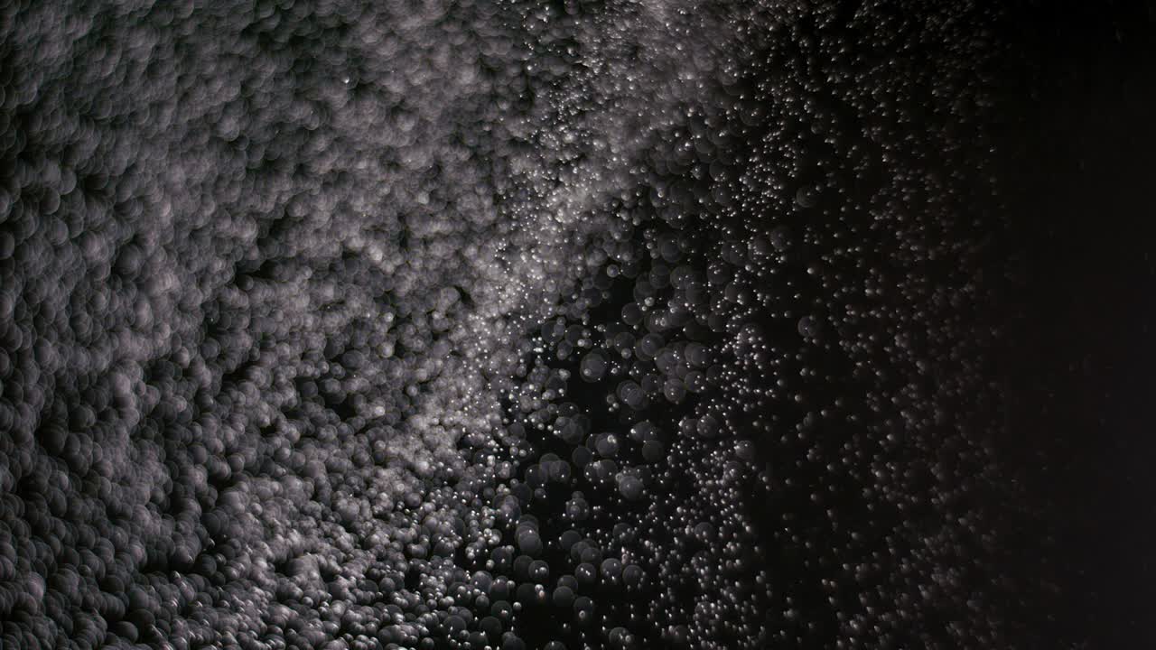 검은 바탕에 분리 된 파우더