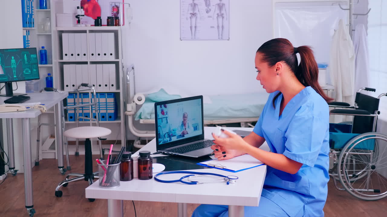 llamada de video familiar para una mujer discapacitada en silla de ruedas