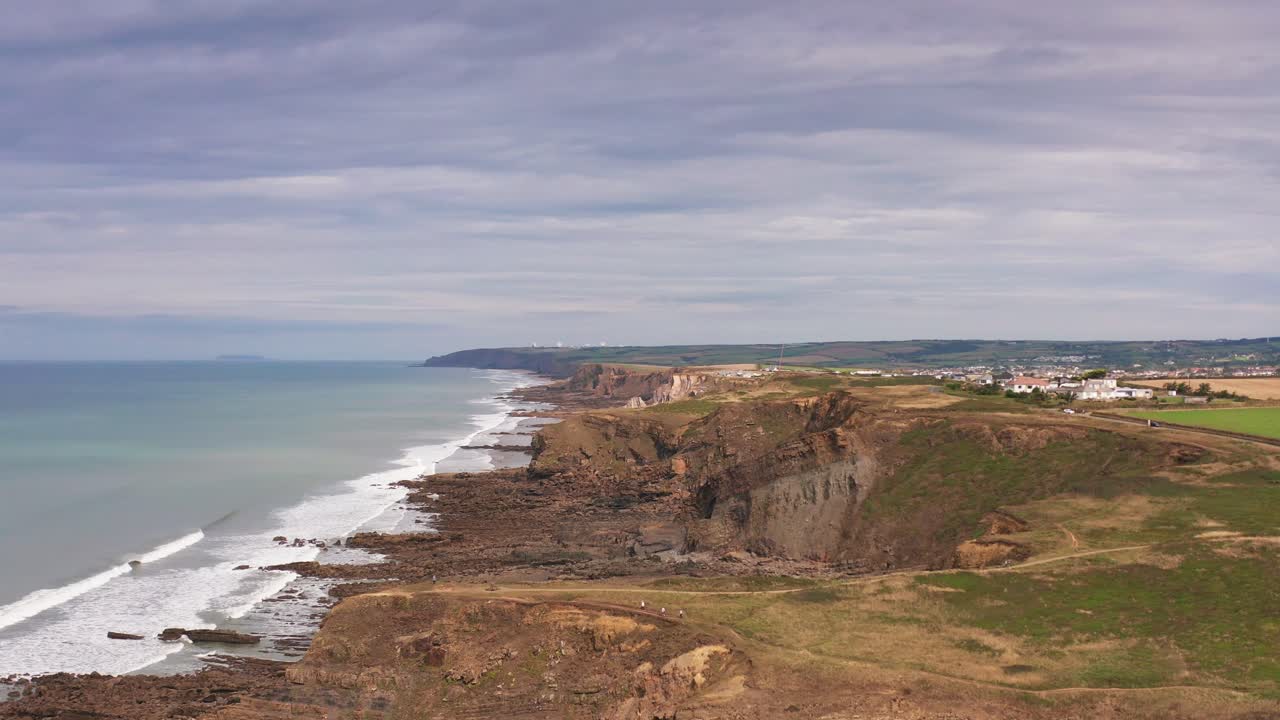 antena drone sobrevuelo playa y mar acantilado en widemouth bay north cornwall