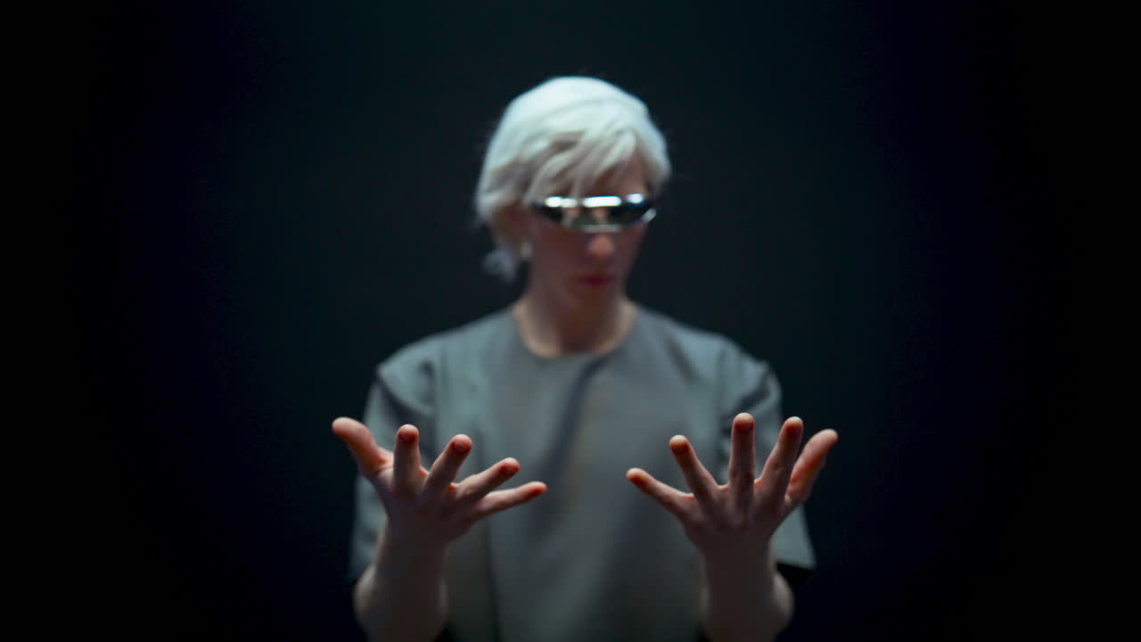 hombre trabajando en el metaverso en el mundo de la realidad virtual. hombre tocando objetos invisibles