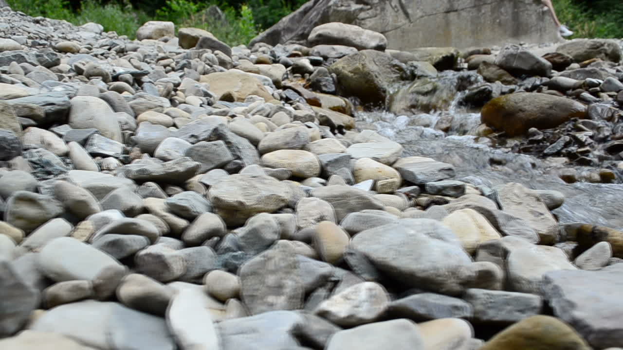 Corrente nel fiume di montagna. Riprese in montagna. Fiume di montagna. Slow motion