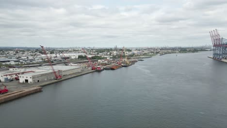 toma aérea de un dron del puerto marítimo de elizabeth new jersey en un día nublado