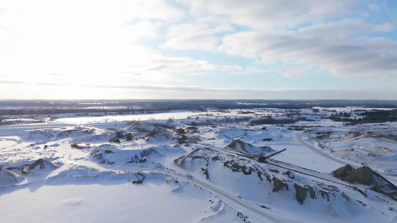 Luftfoto med drone av et snødekt grustak i Caledon, Ontario, som viser steinbruddterreng, lagdelte jordformasjoner, vinterlandskap, åpent land og vide landlige omgivelser under himmelen