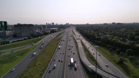 Hiperlapso-De-La-Concurrida-Autopista-Urbana-Con-Tráfico-En-Hora-Punta-Durante-El-Viaje-Matutino