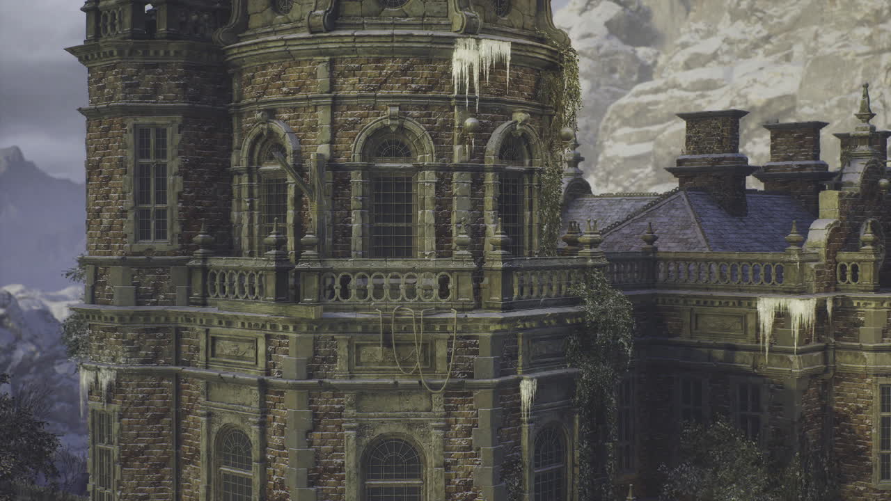 Majestuoso castillo antiguo se alza contra montañas nevadas al resplandor del crepúsculo