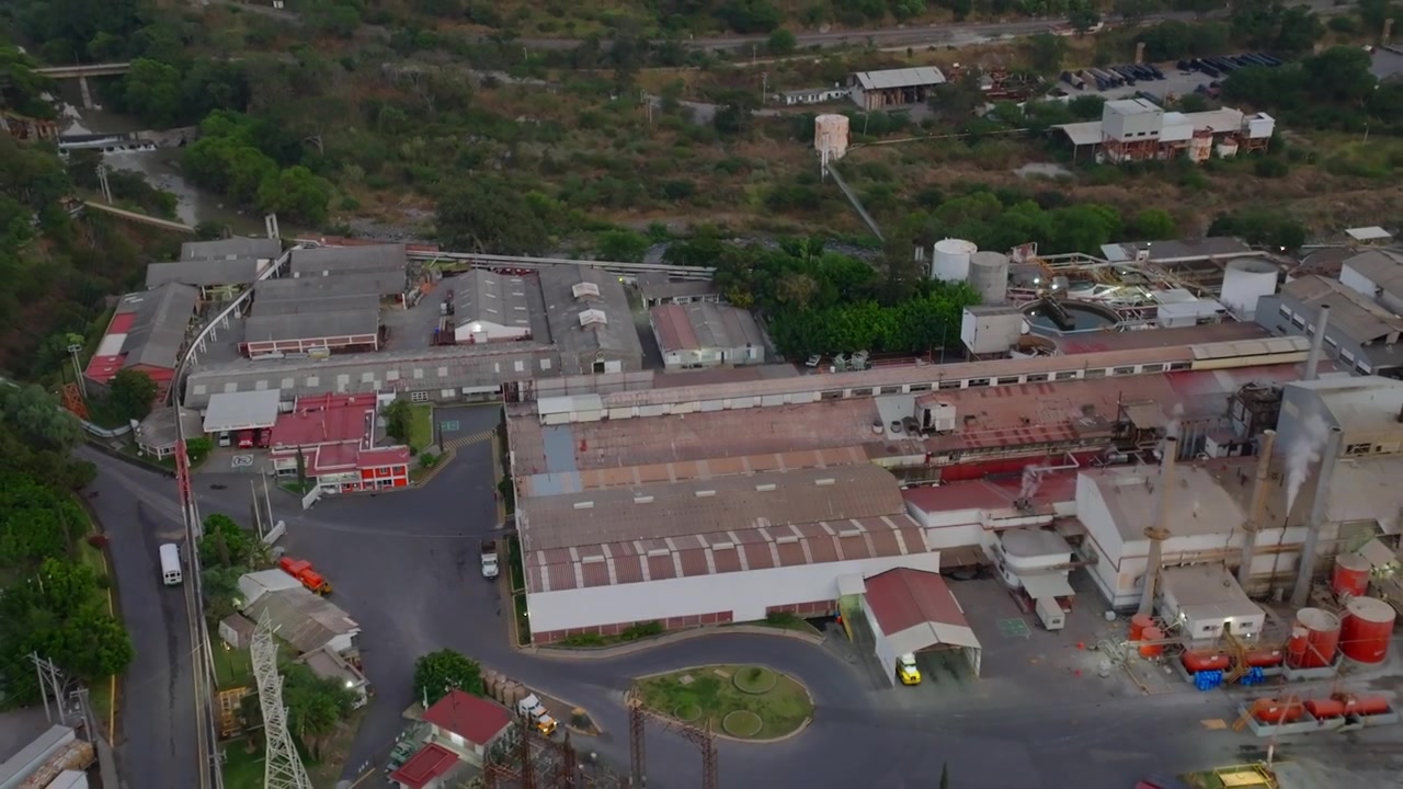 Fabbrica di carta Bio Pappel Kraft (Titan) ad Atenquique, Jalisco, Messico. Zoom out con drone, ripresa di allontanamento per inquadratura d'ambiente.