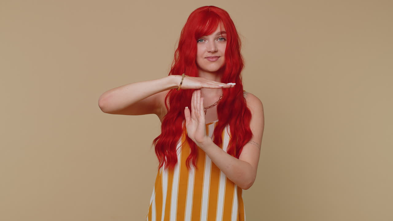 피곤하고 심각하게 화가 난 소녀는 타임아웃을 보여주고 제스처 제한, 정지, 휴식 표지, 압력이 없습니다. 더 많은 시간이 필요합니다.