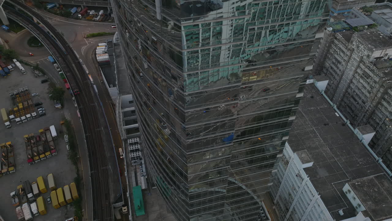 toma en órbita aérea de la torre ever gain plaza y reflejos del tráfico en ventanas espejadas