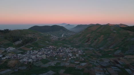 paisaje majestuoso, hora dorada mágica, paso aéreo