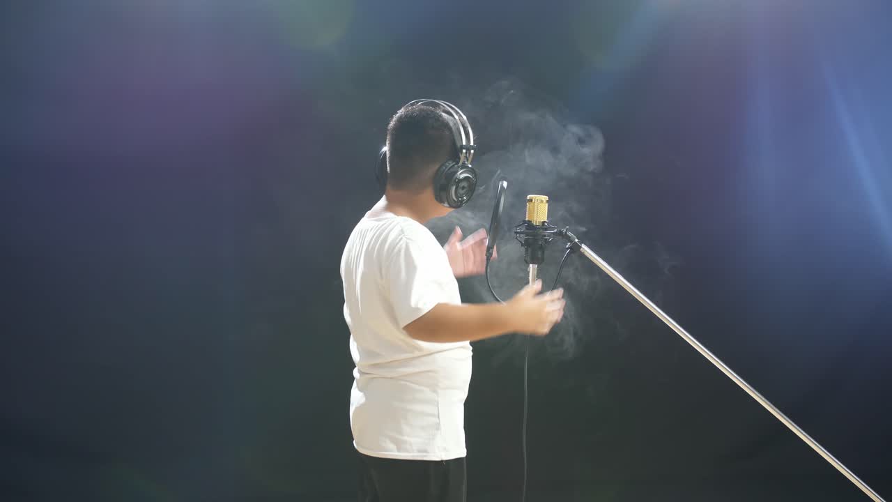 젊은 가수가 스튜디오에서 녹음하고 있습니다.